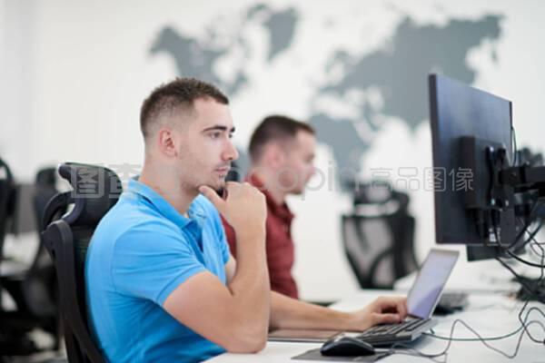 两名男性软件开发人员在电脑上工作