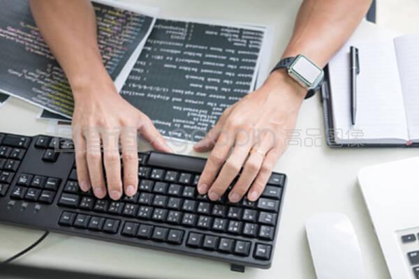 亚洲团队外包开发人员使用笔记本电脑软件寻找屏幕编程代码